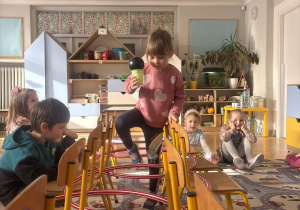 Dzieci biorą udział w zabawie ruchowej.