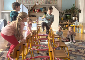 Dzieci biorą udział w zabawie ruchowej.