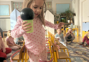 Dzieci biorą udział w zabawie ruchowej.