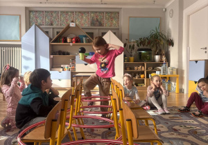 Dzieci biorą udział w zabawie ruchowej.