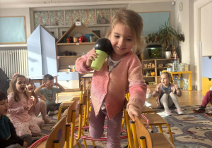 Dzieci biorą udział w zabawie ruchowej.