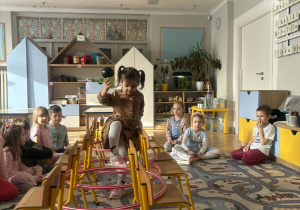 Dzieci biorą udział w zabawie ruchowej.