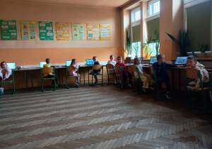 Dzieci na zajęciach komputerowych.