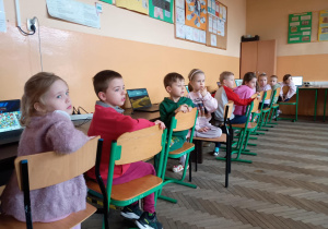 Dzieci na zajęciach komputerowych.
