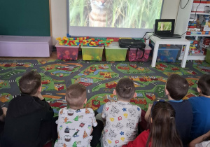 Dzieci oglądają film edukacyjny.