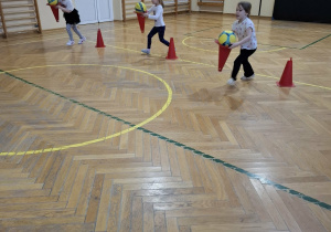 Dzieci wykonują ćwiczenia podczas zajęć ruchowych.
