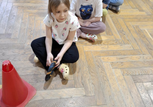 Dzieci wykonują ćwiczenia podczas zajęć ruchowych.