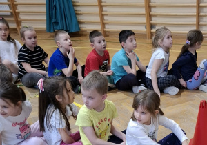 Dzieci wykonują ćwiczenia podczas zajęć ruchowych.