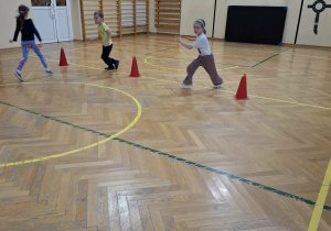 Dzieci wykonują ćwiczenia podczas zajęć ruchowych.