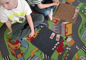 Dzieci uczestniczą w zajęciach edukacyjnych.