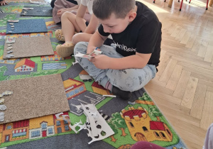 Dzieci uczestniczą w zajęciach edukacyjnych.