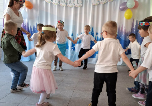 Dzieci tańczą poleczkę.