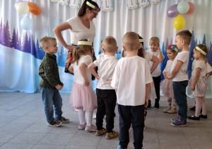 Dzieci tańczą poleczkę.