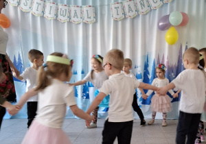 Dzieci tańczą poleczkę.