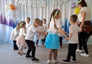 Dzieci tańczą poleczkę.