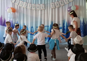 Dzieci tańczą poleczkę.