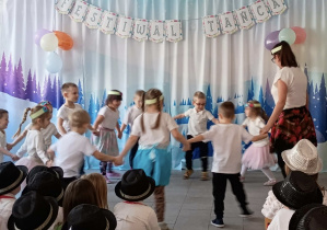 Dzieci tańczą poleczkę.