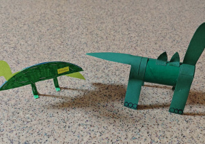 Eko dinozaury z papierowego talerzyka i papierowych rolek.