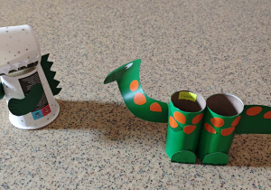 Eko dinozaury z papierowych rolek i kubeczków.