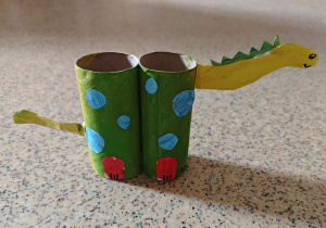 Eko dinozaur z papierowych rolek.