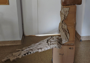 Eko dinozaur z kartonów i papieru.