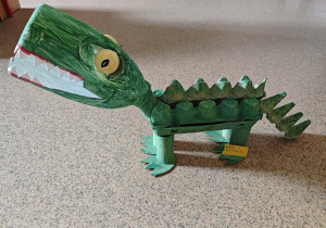 Eko dinozaur z wytłaczanek po jajakach.