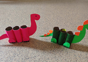 Eko dinozaury z papierowych rolek.