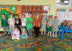 Dzieci pozują do zdjęcia.