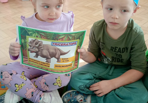 Dzieci pozują do zdjęcia z pamiątkowymi dyplomami.