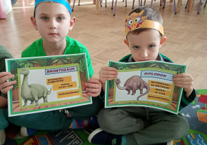 Dzieci pozują do zdjęcia z pamiątkowymi dyplomami.