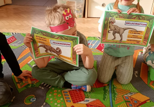 Dzieci pozują do zdjęcia z pamiątkowymi dyplomami.