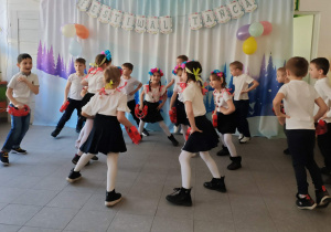 Dzieci z grupy zielonej tańczą Krakowiaka.