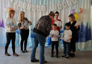 Dzieci odbierają dyplomy i upominek.