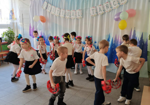 Dzieci z grupy zielonej tańczą Krakowiaka.