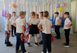 Dzieci z grupy zielonej tańczą Krakowiaka.