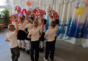 Dzieci z grupy zielonej tańczą Krakowiaka.