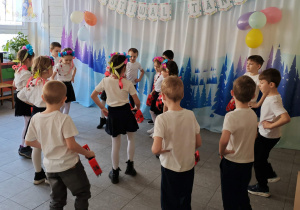 Dzieci z grupy zielonej tańczą Krakowiaka.