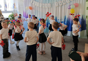 Dzieci z grupy zielonej tańczą Krakowiaka.