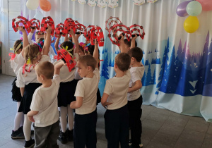 Dzieci z grupy zielonej tańczą Krakowiaka.