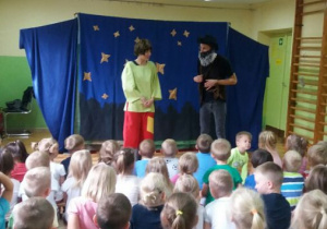 Dzieci podczas przedstawienia teatralnego "Jacek i Placek"