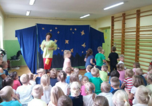 Dzieci podczas przedstawienia teatralnego "Jacek i Placek"