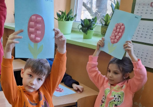 Dzieci prezentują wykonane prace.