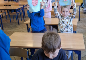 Dzieci prezentują wykonane prace.
