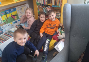 Dzieci podczas zajęć w bibliotece.