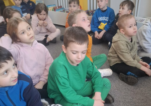 Dzieci podczas zajęć w bibliotece.