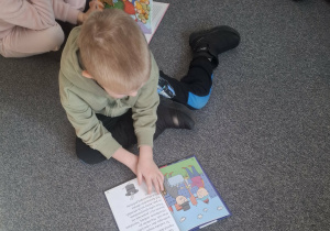 Dzieci podczas zajęć w bibliotece.