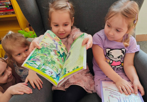 Dzieci poszukują wiosny w dostępnym księgozbiorze.