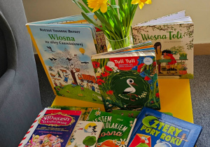 Wiosenna dekoracja ustawiona na stoliku w bibliotece.