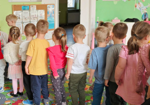 Dzieci składają życzenia i wręczają jubilatowi laurki.