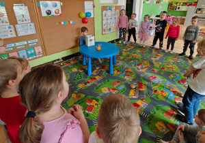 Dzieci śpiewają sto lat dla Mikołaja.